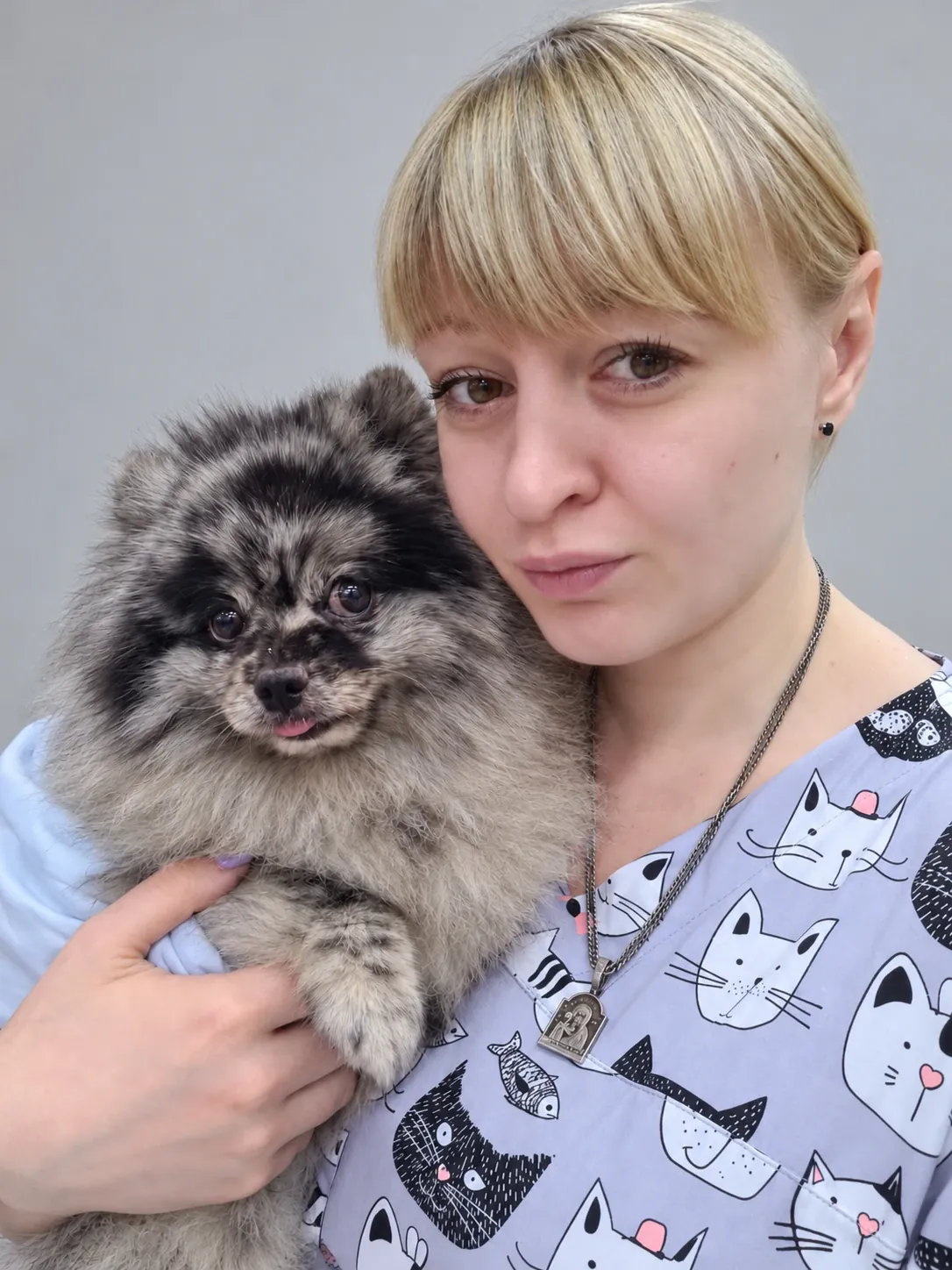 Ветеринарный врач со шпицем на руках